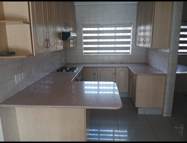 3 BEDROOM HOUSE FOR SALE IN THATCHFIELD ESTATE